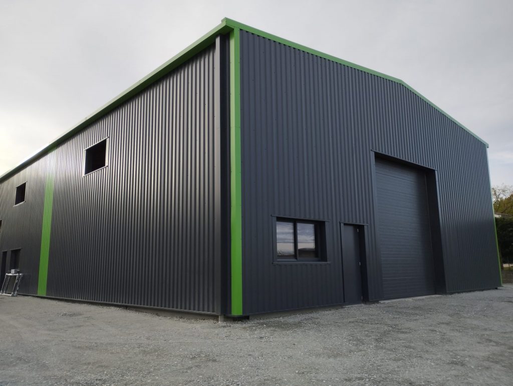 Bâtiment commercial en structure acier avec bardage métallique, construction conçue pour une activité professionnelle.